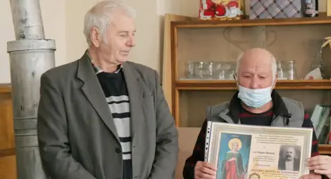 Връчване на Почетното звание „Заслужил дарител на Поликрайще“, с което е удостоен г-н Марин Нейков, на правнука му г-н Илия Филипов Нейков (вдясно). Връчване на Почетното звание „Заслужил дарител на Поликрайще“, с което е удостоен г-н Марин Нейков, на правнука му г-н Илия Филипов Нейков (вдясно).