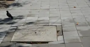 Новите плочки по тротоара на „Борисова“ започват да пропадат