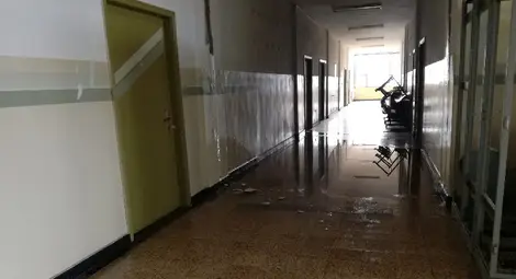 Наводнена е школата на физика Теодосий Теодосиев в Казанлък /галерия/