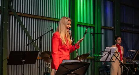 Йоана Драгнева с поздрав към българските общества.