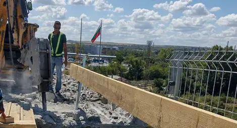 Демонтирани са 13 стари и са монтирани 11 нови стоманобетонни панела на Дунав мост при Русе
