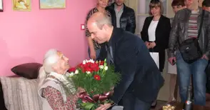 100-годишната баба Станка и кметът Стоилов си размениха подаръци за рождените дни