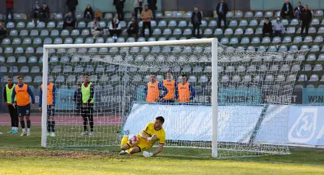 Вратарят Георгиев не бе затруднен от Дичев. Снимки: ФК &bdquo;Дунав&ldquo;