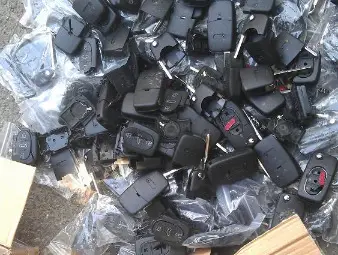 Митничари унищожиха 700 ключове за коли в пратка от Хонгконг Митничари унищожиха 700 ключове за коли в пратка от Хонгконг