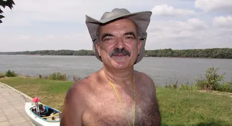 Това е регата на приятелството, на обичта на хората към спорта и към природата, каза известният русенски лекар Огнян Лечев, който плава по Дунав от студентските си години.    Снимка: Утро