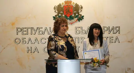 18 учители, университетски преподаватели и културни дейци бяха отличени от областния управител на Русе Драгомир Драганов по случай 24 май 18 учители, университетски преподаватели и културни дейци бяха отличени от областния управител на Русе Драгомир Драганов по случай 24 май