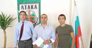 Двама студенти със стипендии от „Атака“