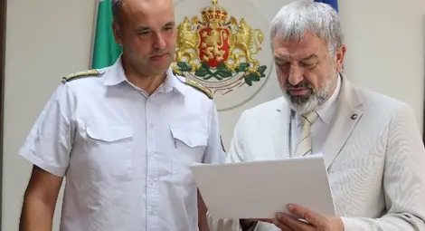Директорът на пожарната в Русе комисар Светослав Войчев  бе отличен с грамота от областния управител Драгомир Драганов