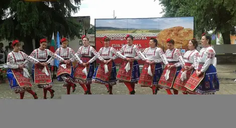 Ценовската макарина стана хит на празника на дрипавата баница