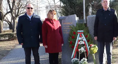 Областният управител Данаил Ковачев, заместникът му Георги Георгиев и зам.областният управител на Разград Ивелина Игнатова почетоха пометта на жертвите.