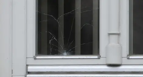 Бурният вятър изпочупи стъклата на гимназията в Сопот