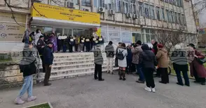 Пощенски служители протестираха пред първи клон на "Български пощи" в Шумен