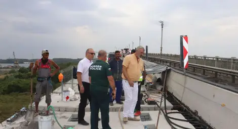 Над 80 нови стоманобетонни панела вече са монтирани на Дунав мост при Русе, до другата седмица всички панели в 200-метровия участък се предвижда да са подменени