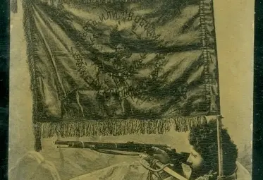 Въстаник от Крушево със знамето на четата на Пито Гули (възстановка).