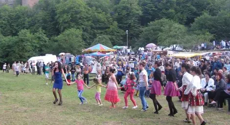 Николина Чакърдъкова и Тита пеят на традиционния панаир в Сливо поле