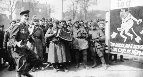 Частушки в Берлин - съветски войници празнуват победата във войната