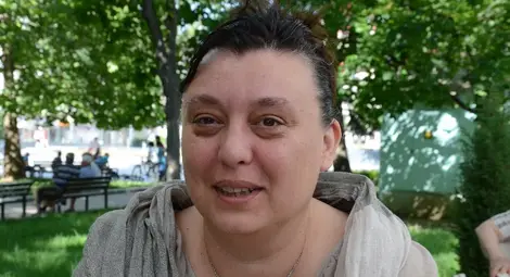 Шефката на изборите Деси Дивчева шие триката на шампионката Силвия Митева Шефката на изборите Деси Дивчева шие триката на шампионката Силвия Митева