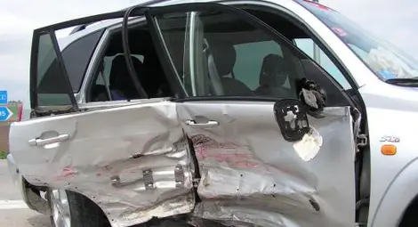 Джип помете кола, двама души са с опасност за живота