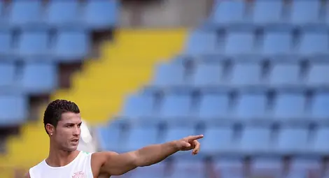 Роналдо намери телефон, върна го на собственичката му и я покани на вечеря Роналдо намери телефон, върна го на собственичката му и я покани на вечеря