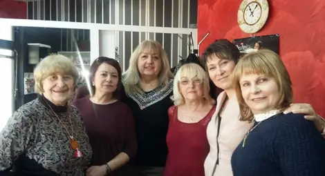 Везиева подари за 8 март изискани прически на дами от третата възраст