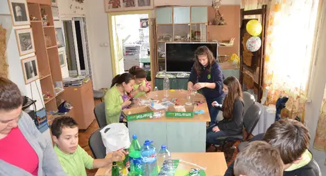 Деца майсториха хранилки за птици за рождения ден на &bdquo;Русенски Лом&ldquo;