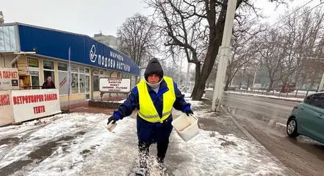 Над 150 служители са мобилизирани за обработка на тротоарите срещу заледяване