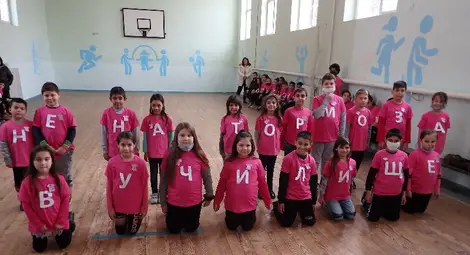 Деца с розови фланелки казаха: Не на тормоза в училище!