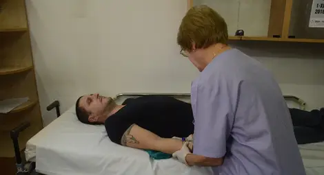 Дори примерът на актьора Асен Блатечки, който даде кръв, преди да отиде на представление, не можа да зарази повече русенци.                                                                         Снимка: Архив &bdquo;Утро&ldquo;