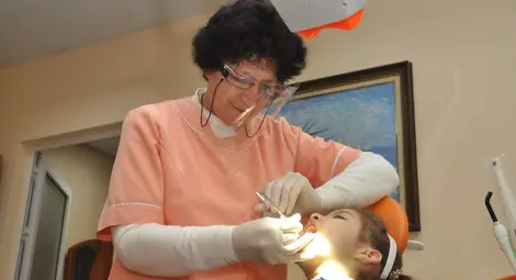 Седем зъболекари в Русенско запечатват детските зъбчета Седем зъболекари в Русенско запечатват детските зъбчета