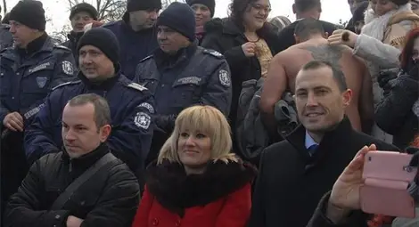 Вижте фамозната депутатка Анна Баракова на Йордановден в Пловдив /галерия/