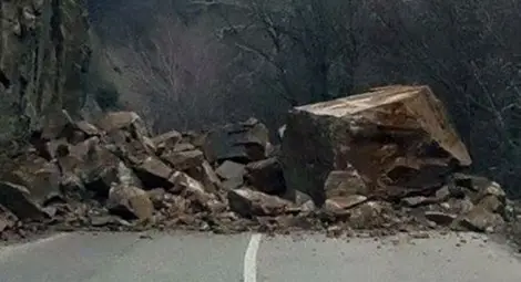 Свлачище блокира пътя край Кресненското дефиле Свлачище блокира пътя край Кресненското дефиле