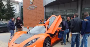 Ученичка от Английската спечели  таблет с есе за университета