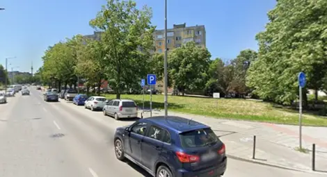 На този терен ще бъде новият дневен център за възрастни хора. Парцелът вече е ограден, но граждани оспорват строителството.