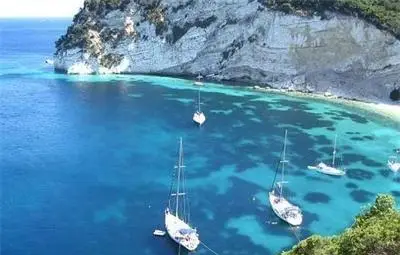 Гърция разпродава острови, плажове и държавни имоти