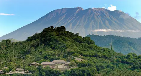 Над 120 хил. души са евакуирани от Бали заради опасност от изригване на вулкана Агунг