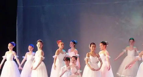 Актьор и художник дариха пари за нови костюми на малки балеринки