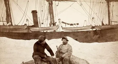 Нансен (вляво) по време на експедицията с &bdquo;Викинг&ldquo;, май-юни 1882 г.