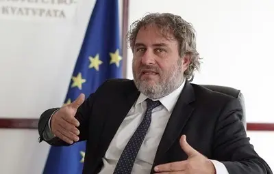 Глобиха Боил Банов - пушил в кабинета си