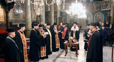 В катедралния храм &bdquo;Света Троица&ldquo;, където дядо Неофит служи близо 20 години, вчера бе огласен от заупокойна молитва под скръбния звън на камбаните.