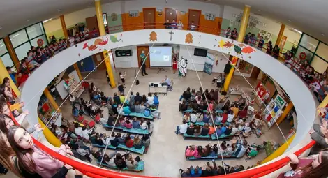 Една пчеличка пътува из Европа в пиеса, комикс и игра