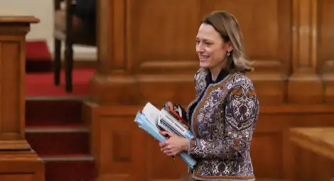 Ива Митева свика извънредно заседание на парламента утре
