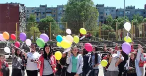 Над 100 ученици от „Васил Левски“ с флашмоб срещу трафика на хора