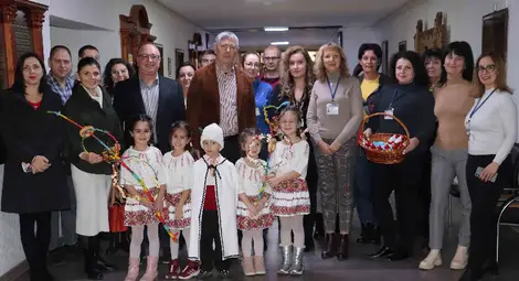 Сурвакарчета наричаха за здраве и благополучие в Областната администрация в Русе