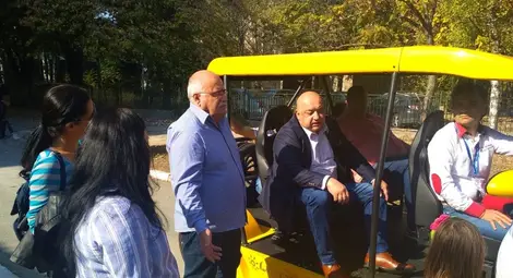 Министърът проведе неформален разговор с русенски граждани преди тръгване от Спортното училище.                                                                                                                                      Снимка: Авторът