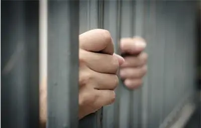 Сирак отива в затвора заради баничка и шампоан, купени с фалшиви пари