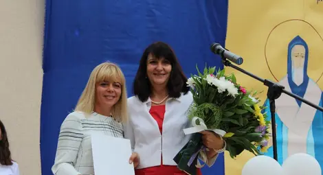 Даниела Шилкова откри учебната година в гимназията, която сама е завършила, и поздрави директорката Добромира Николова.