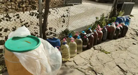 700 л нелегален алкохол откриха митничари при нерегистриран казан, 1455 л са задържани при други седем проверки