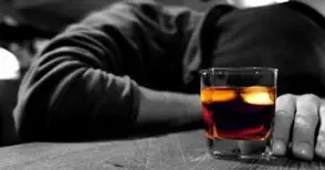 Пияна дама хвърляла чаши по бармана в 4 часа призори