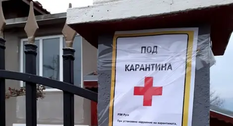 Сливо поле пази хората под карантина  с табели с чрвен кръст и телефон за връзка
