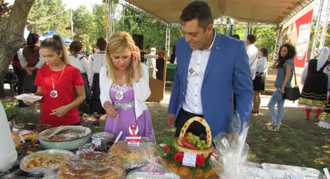 Кулинарни изкушения, местни обичаи и  изложби на фолклорния събор в Новград